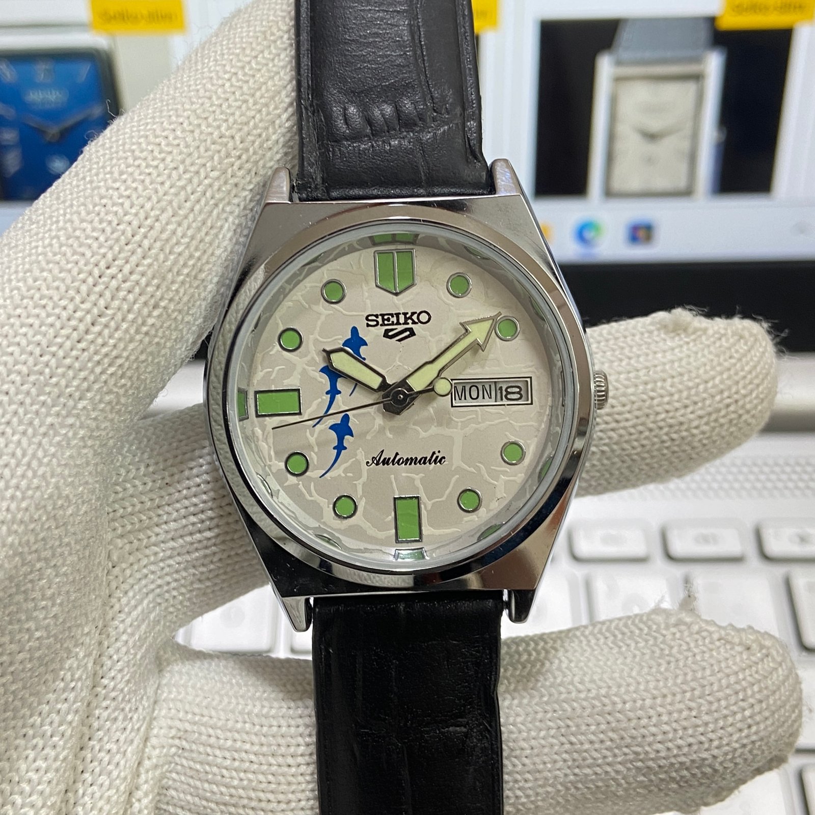Vintage Seiko 5 Automatic 6309 white Face 17 Jewels black Band Men's Wrist Watch SP017