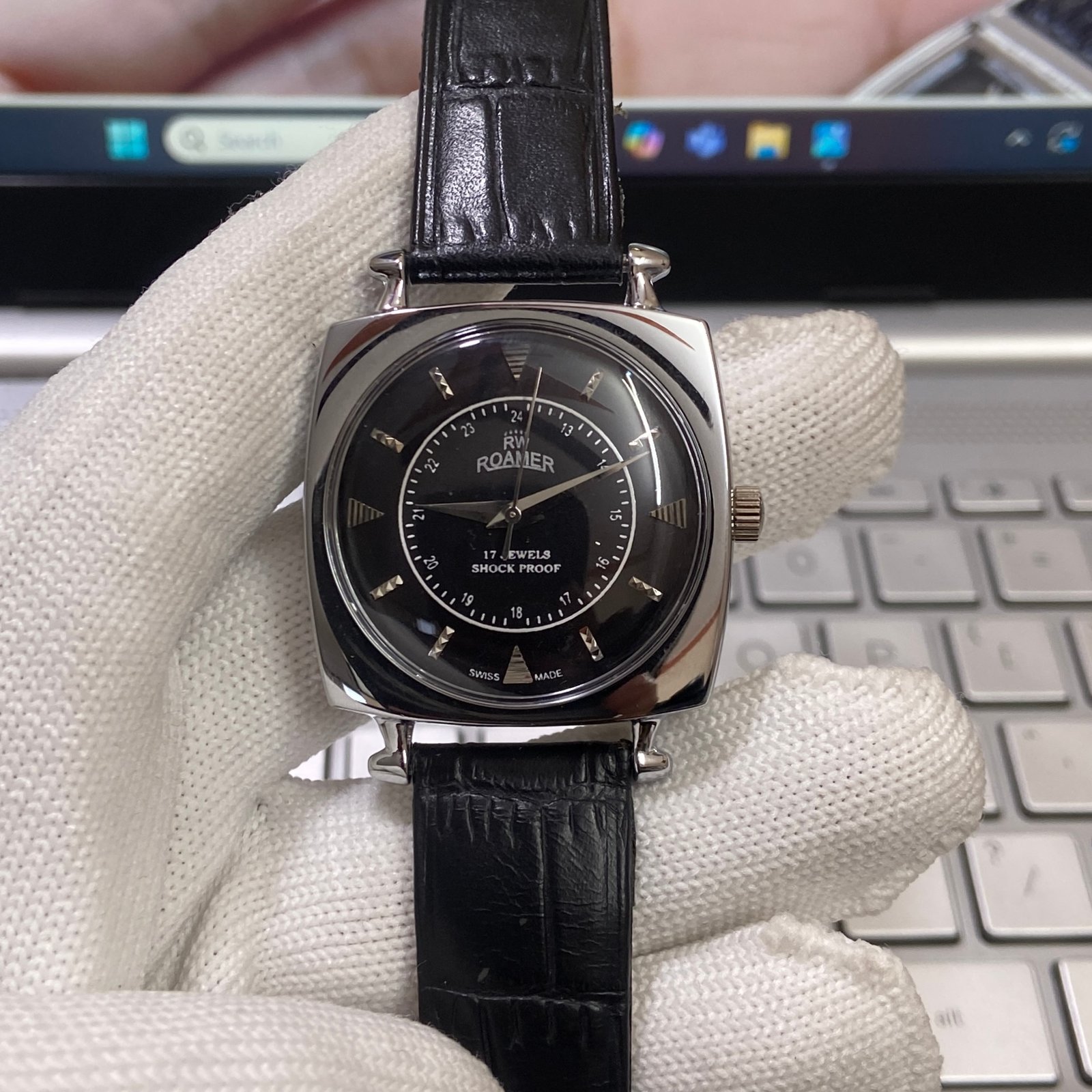 Vintage Roamer Black Face Mechanical Hand Winding 17 jewels Black Band Men's Wrist Watch D53