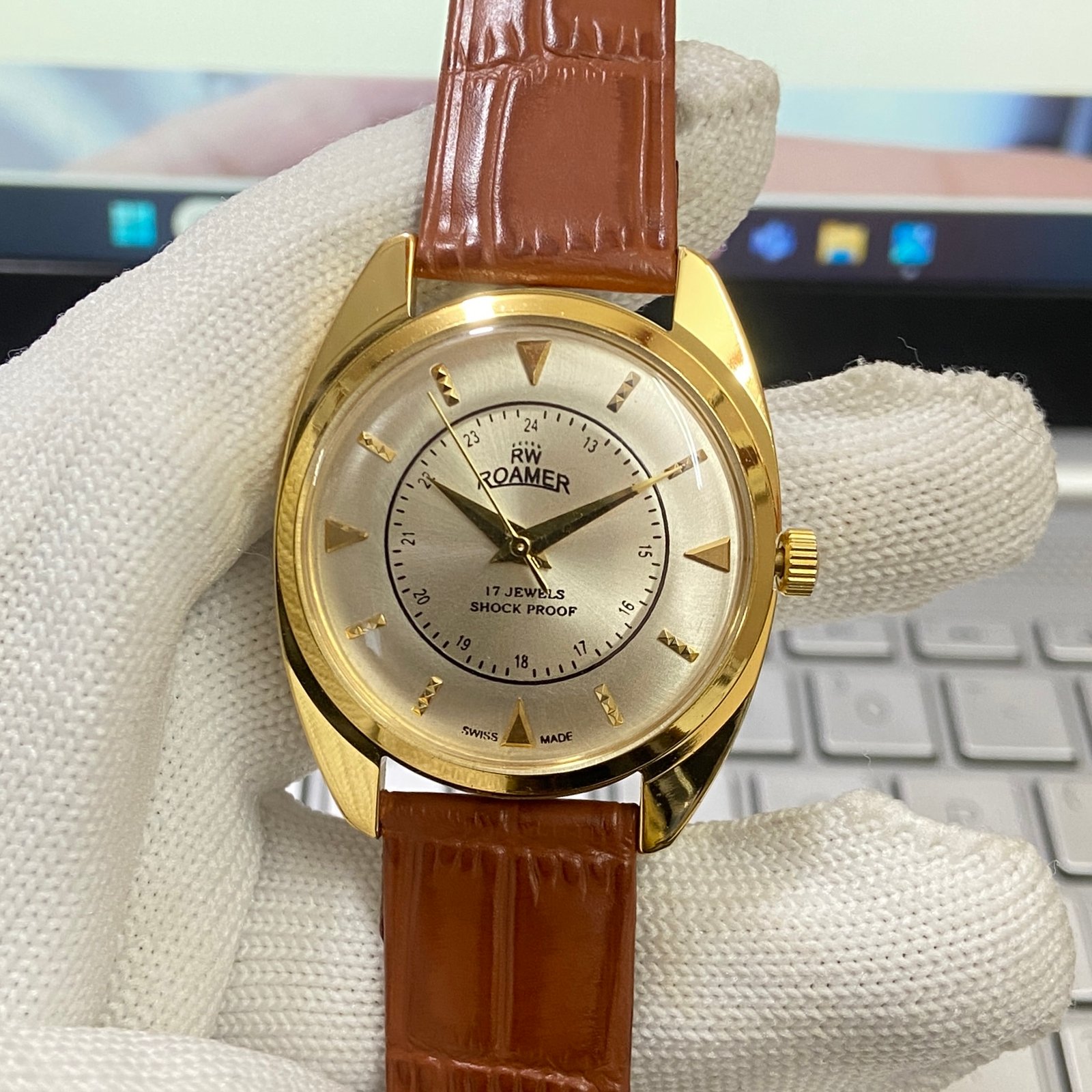 Vintage Roamer Silver Face Mechanical Hand Winding 17 jewels Brown Band Men's Wrist Watch D60