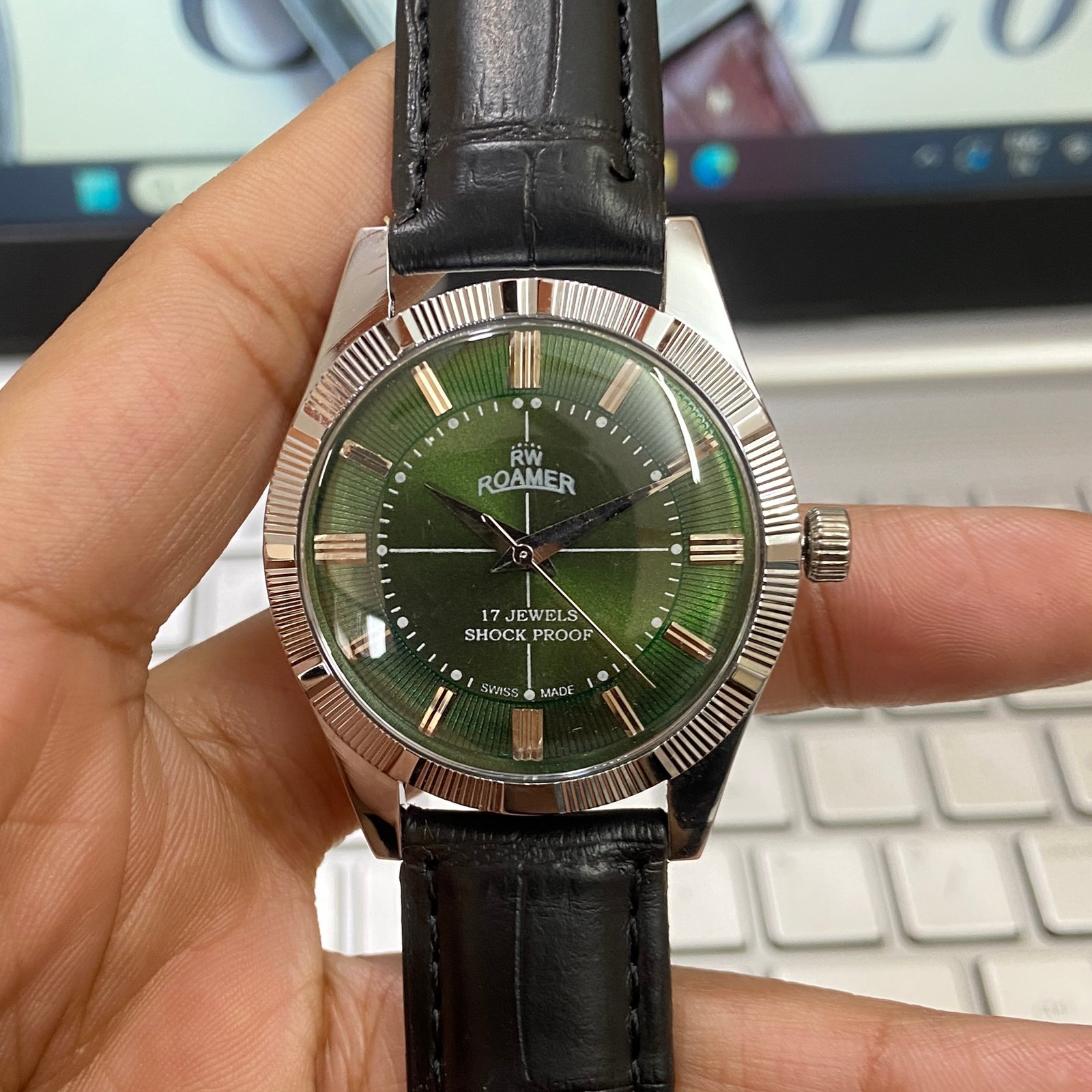 Vintage Roamer Green Face Silver Case Mechanical Hand Winding 17 jewels Fluted Bezel Black Band Men's Wrist Watch RM66
