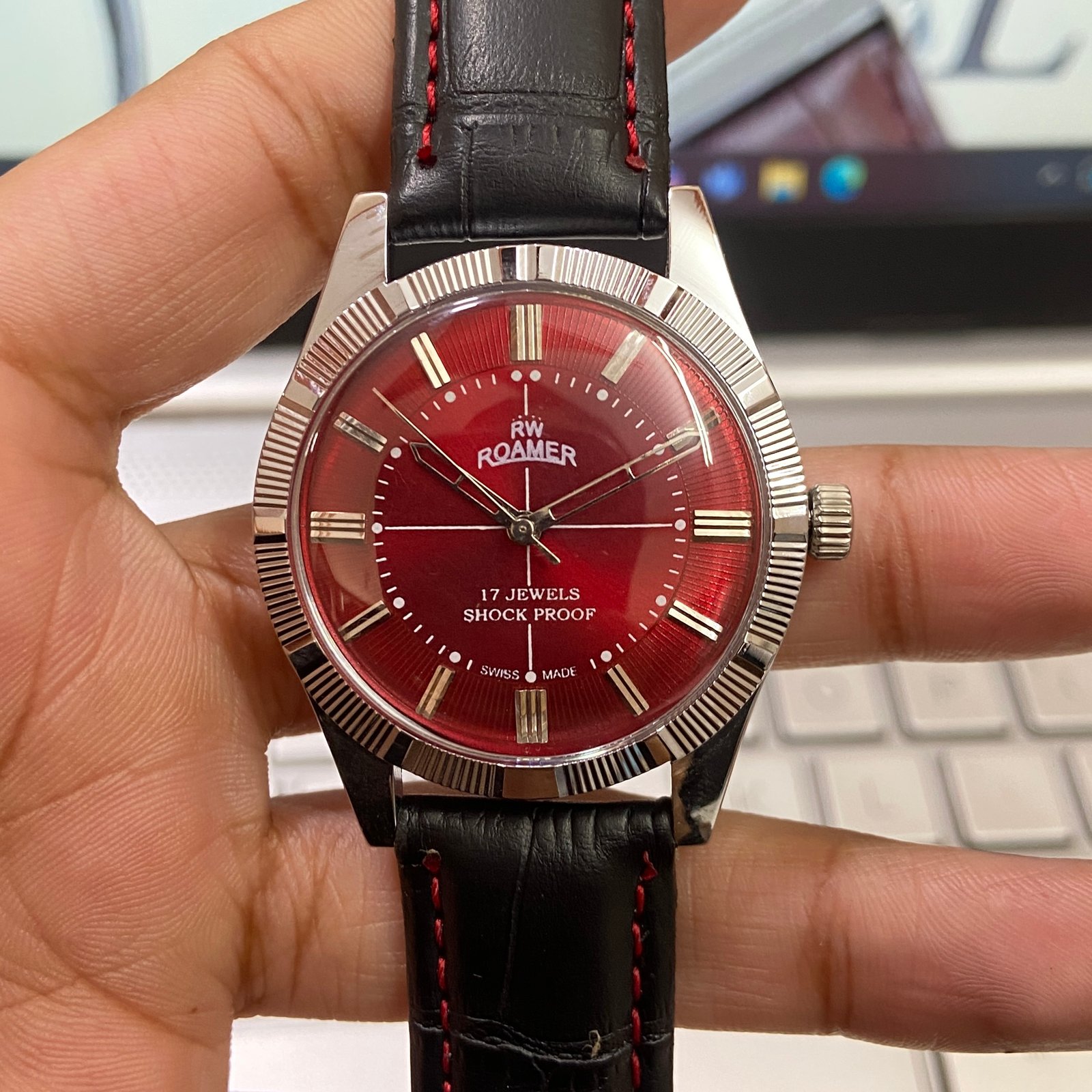 Vintage Roamer Red Face Mechanical Hand Winding 17 jewels Silver Case Fluted Bezel Black Band Men's Wrist Watch RM73